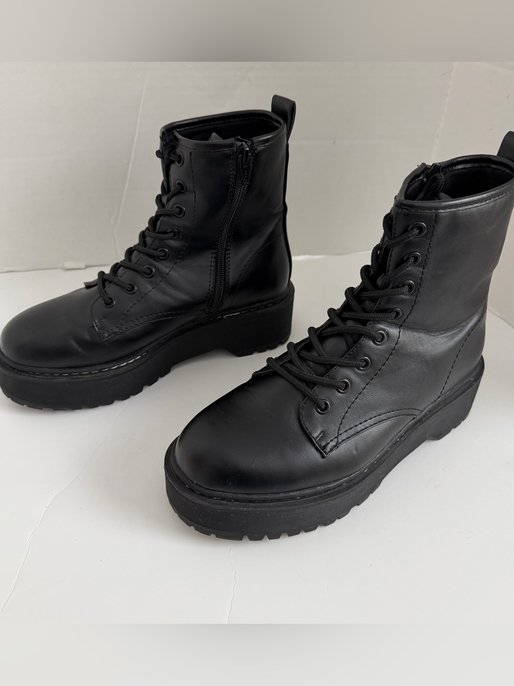 Universe Thread Womens Size 7 Black Chunky Lugged Lace-Up Platform Sole Boots